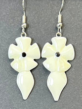 Load image into Gallery viewer, Flower Earrings
