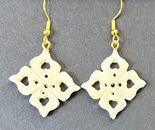 Load image into Gallery viewer, Flower Earrings
