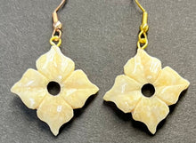 Load image into Gallery viewer, Flower Earrings
