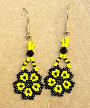 Load image into Gallery viewer, Flower Earrings
