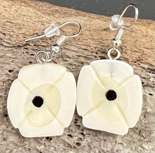 Load image into Gallery viewer, Flower Earrings
