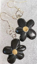 Load image into Gallery viewer, Flower Earrings
