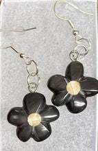 Load image into Gallery viewer, Flower Earrings
