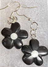 Load image into Gallery viewer, Flower Earrings
