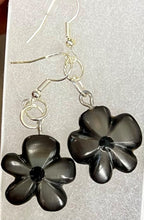 Load image into Gallery viewer, Flower Earrings
