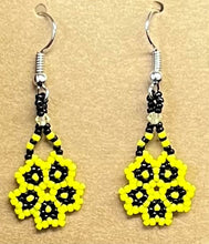 Load image into Gallery viewer, Flower Earrings
