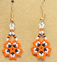 Load image into Gallery viewer, Flower Earrings
