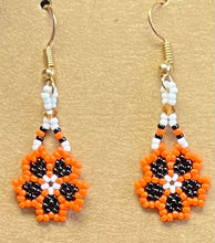 Load image into Gallery viewer, Flower Earrings
